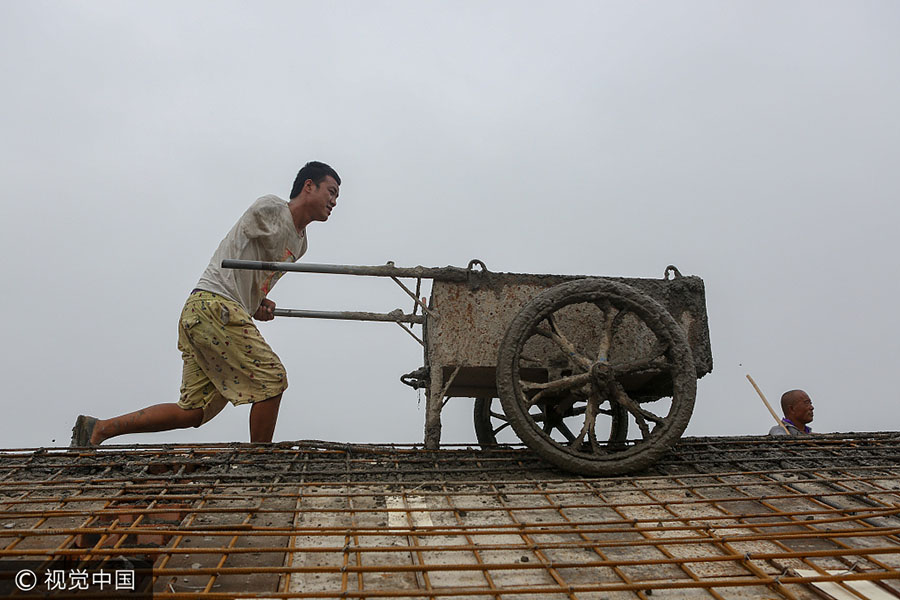 Trabalhador da constru??o civil com apenas um bra?o vira sensa??o na internet