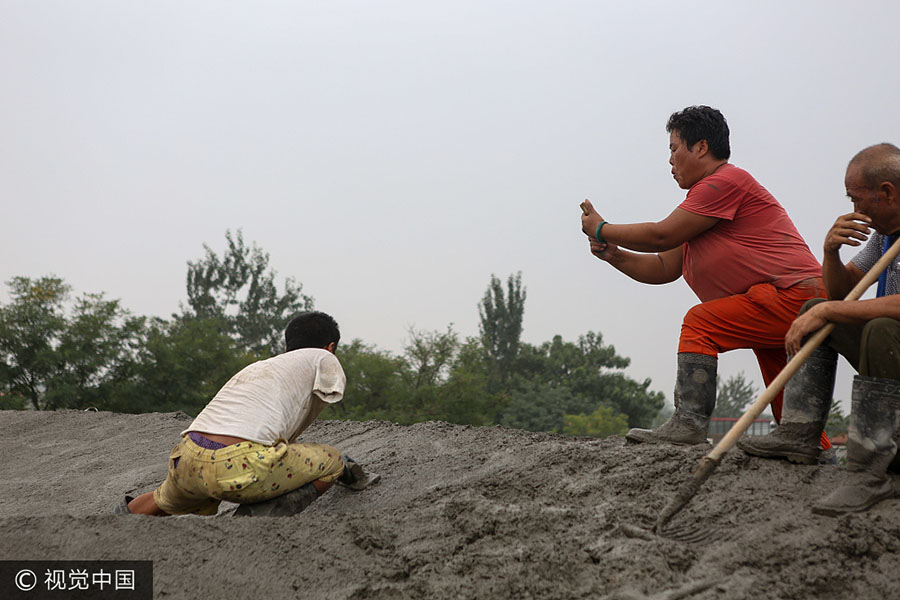 Trabalhador da constru??o civil com apenas um bra?o vira sensa??o na internet