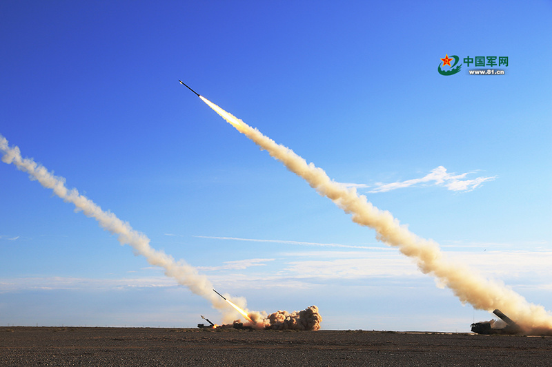 Manobra militar com fogo real realizada em deserto no noroeste da China