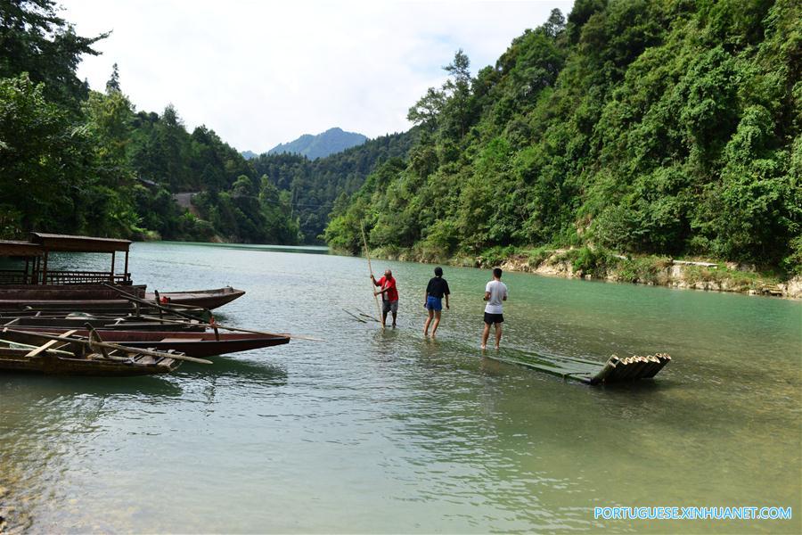 Fabrica??o de jangadas de bambu reaparece em Guizhou