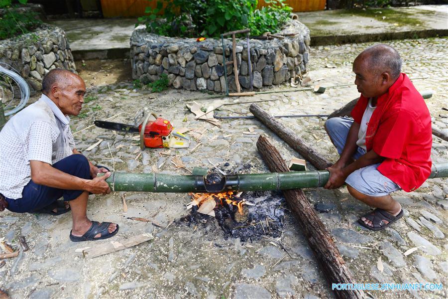 Fabrica??o de jangadas de bambu reaparece em Guizhou