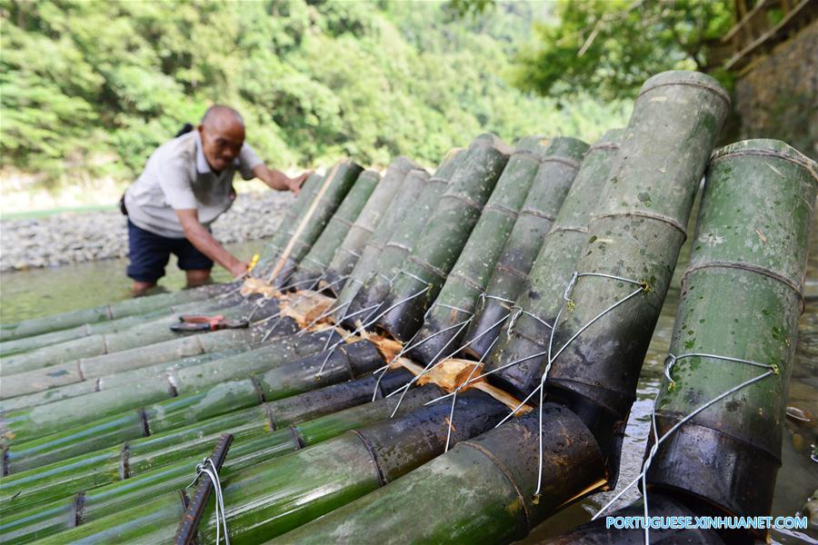 Fabrica??o de jangadas de bambu reaparece em Guizhou