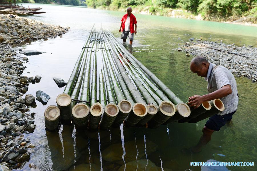 Fabrica??o de jangadas de bambu reaparece em Guizhou