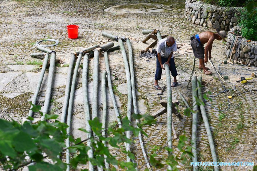 Fabrica??o de jangadas de bambu reaparece em Guizhou