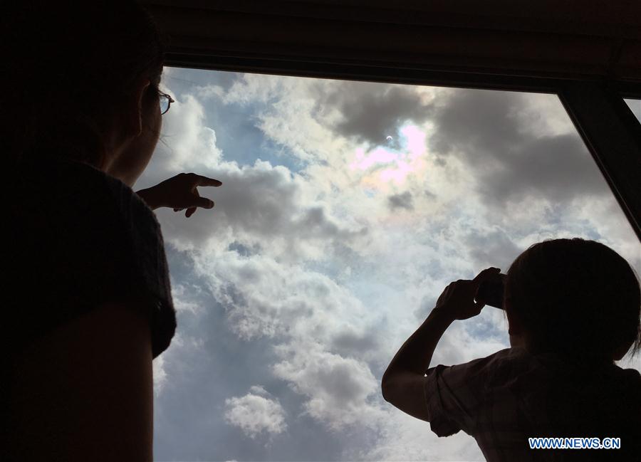 Milhares de americanos assistiram a eclipse solar total