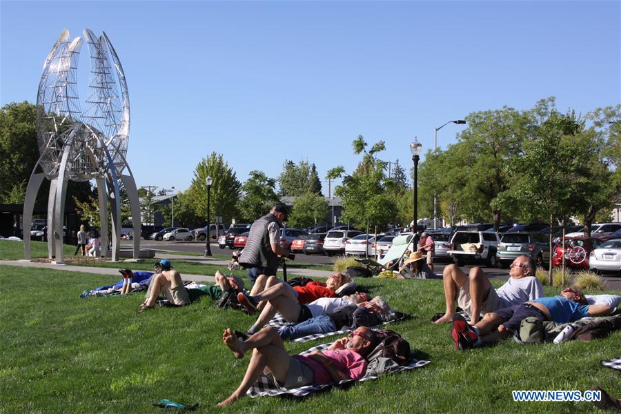 Milhares de americanos assistiram a eclipse solar total