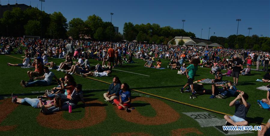 Milhares de americanos assistiram a eclipse solar total