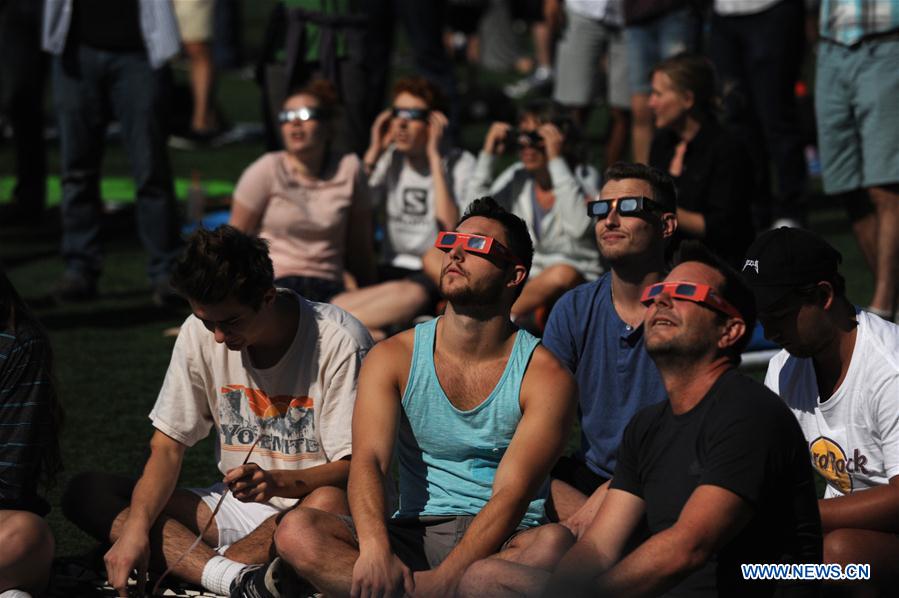 Milhares de americanos assistiram a eclipse solar total