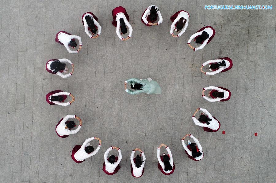 Garotas participam de cerim?nia que celebra a chegada da idade adulta em Hebei