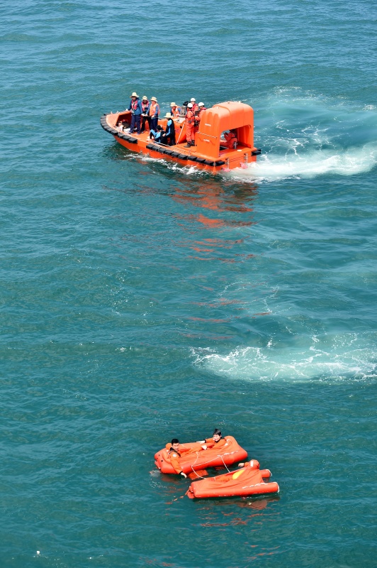 Astronautas chineses e europeus realizam treinamento de sobrevivência no mar