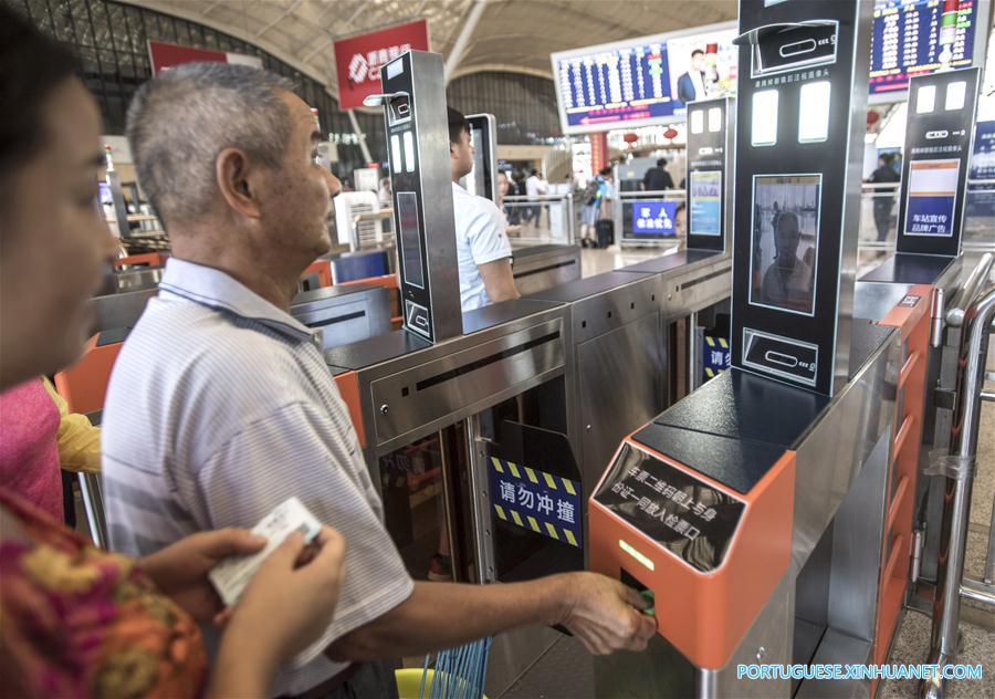Dispositivos de reconhecimento facial s?o instalados na esta??o ferroviária de Wuhan