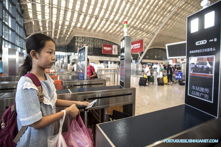 Dispositivos de reconhecimento facial s?o instalados na esta??o ferroviária de Wuhan