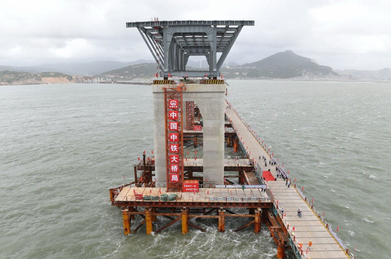 Primeiras vigas de a?o instaladas na ponte rodoferroviária sobre Estreito Pingtan