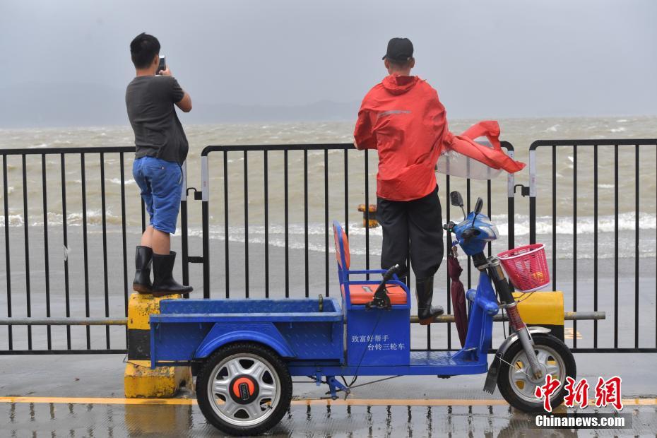 Tuf?o Hato chega ao sul da China