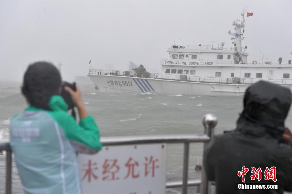 Tuf?o Hato chega ao sul da China