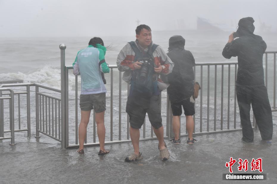 Tuf?o Hato chega ao sul da China