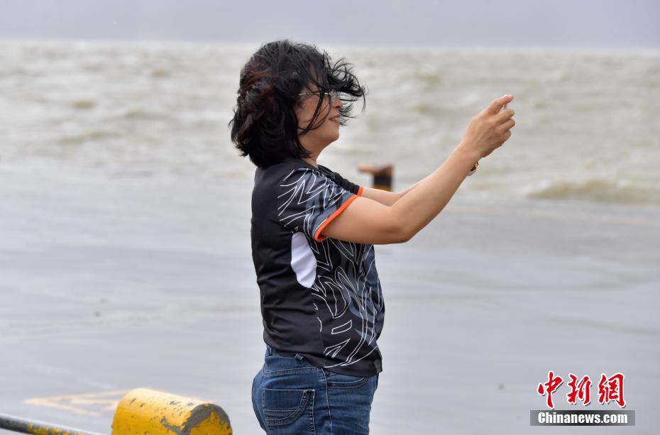 Tuf?o Hato chega ao sul da China