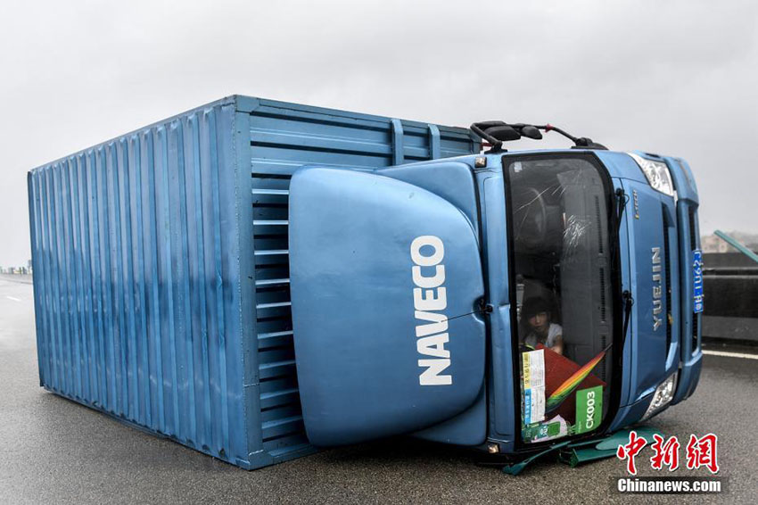 Tuf?o mais forte do ano provoca mortos e feridos no sul da China