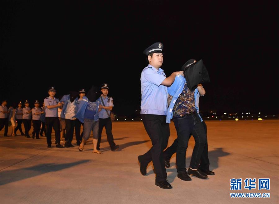 Repatriados do Camboja 122 chineses suspeitos de golpes pelo telefone