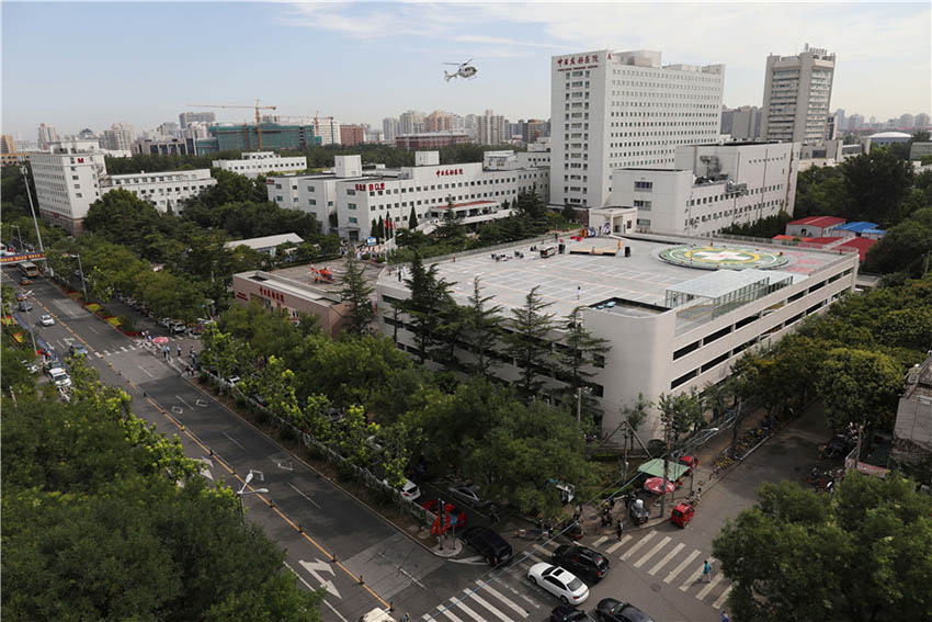 Hospital em Beijing inaugura edifício de estacionamento automóvel com heliporto
