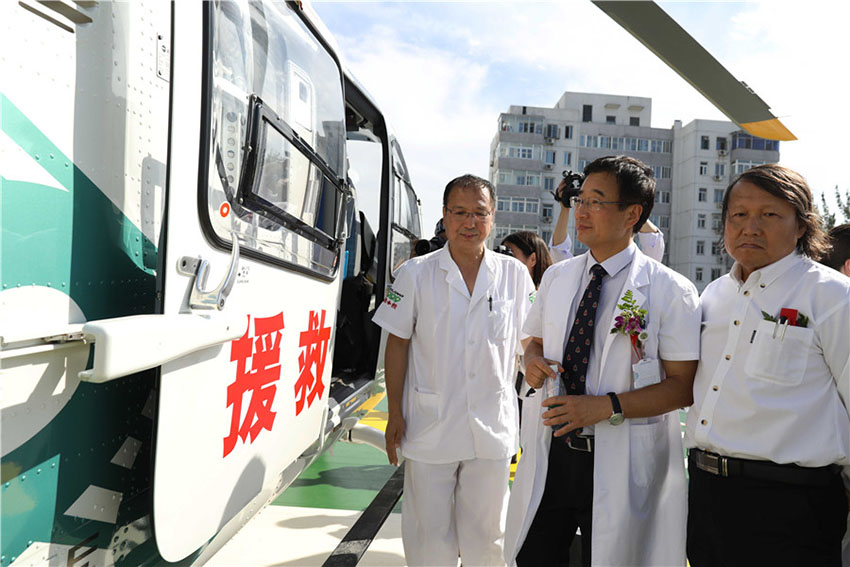 Hospital em Beijing inaugura edifício de estacionamento automóvel com heliporto