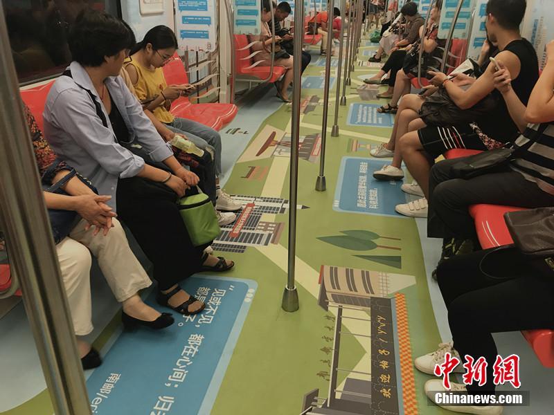 Nanjing inaugura metr? especial decorado com imagens de universidades