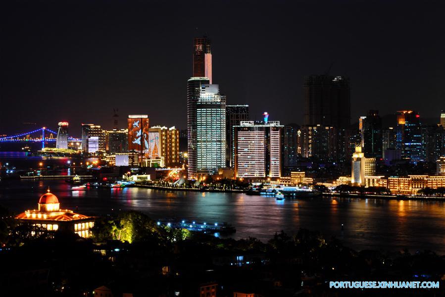 Vista noturna de Xiamen, cidade que sediará a 9a Cúpula do BRICS