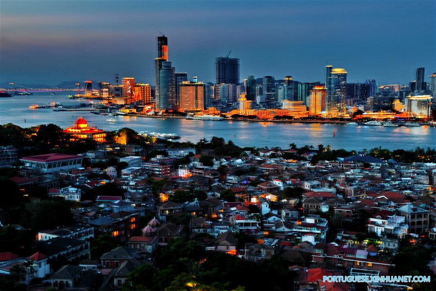 Vista noturna de Xiamen, cidade que sediará a 9a Cúpula do BRICS
