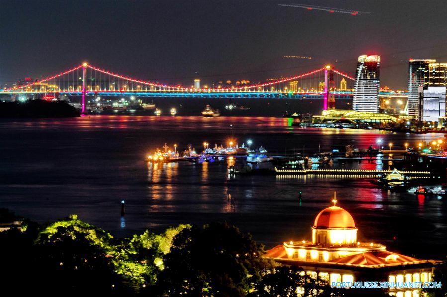 Vista noturna de Xiamen, cidade que sediará a 9a Cúpula do BRICS