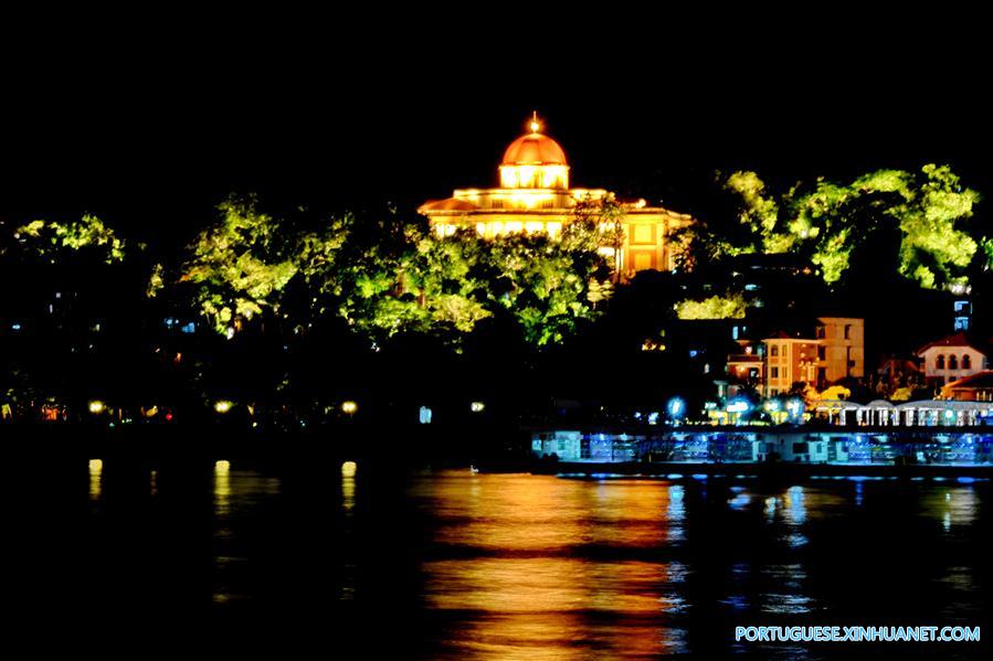 Vista noturna de Xiamen, cidade que sediará a 9a Cúpula do BRICS