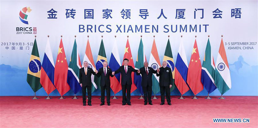 Líderes dos países do BRICS posam para foto de grupo antes da cúpula