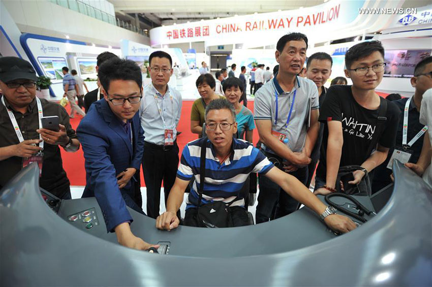 Ferrovia de alta velocidade chinesa atrai visitantes na Exposi??o China-Países árabes