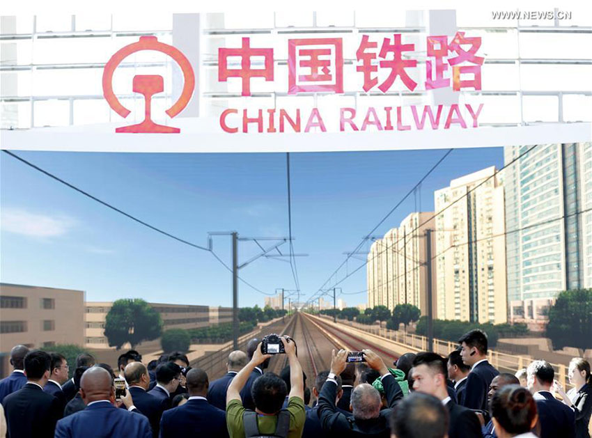 Ferrovia de alta velocidade chinesa atrai visitantes na Exposi??o China-Países árabes
