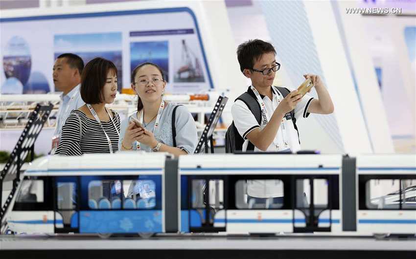 Ferrovia de alta velocidade chinesa atrai visitantes na Exposi??o China-Países árabes