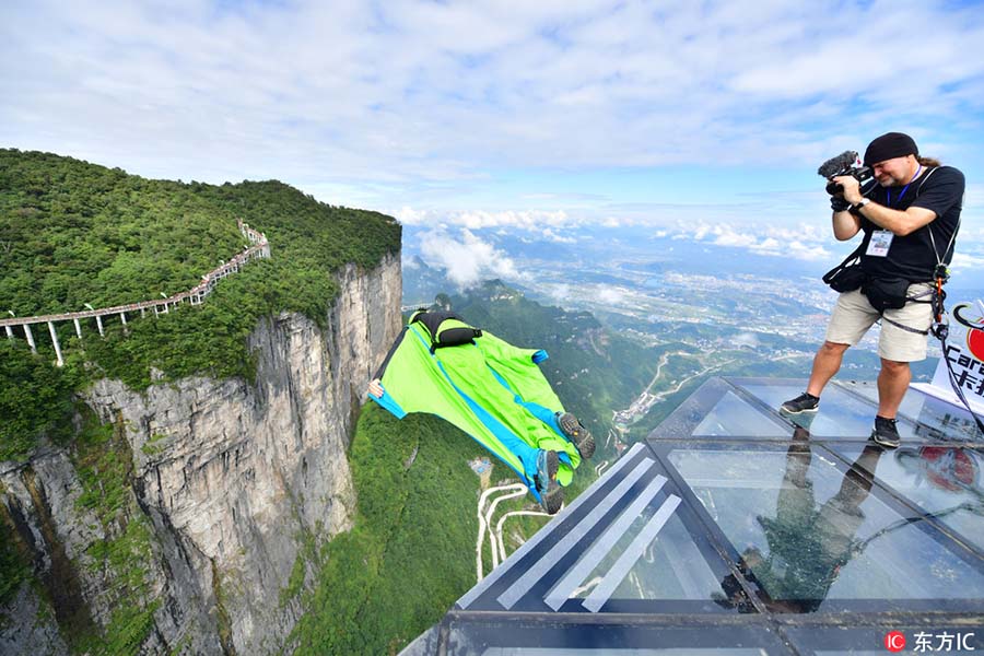 Competi??o mundial de wingsuit realizada em Zhangjiajie
