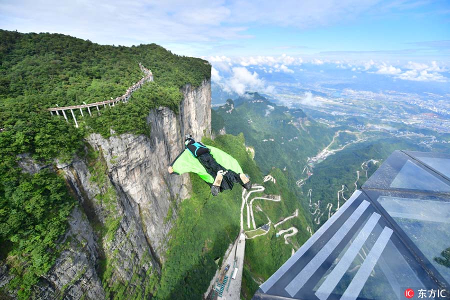 Competi??o mundial de wingsuit realizada em Zhangjiajie