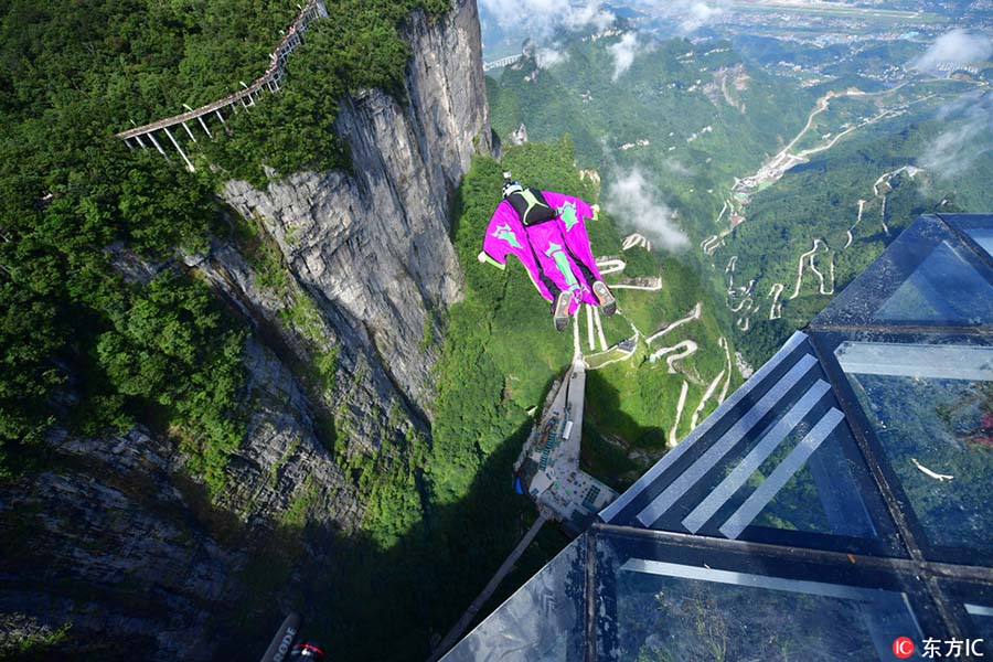 Competi??o mundial de wingsuit realizada em Zhangjiajie