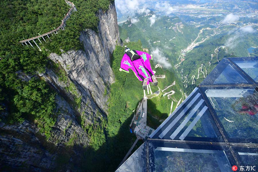 Competi??o mundial de wingsuit realizada em Zhangjiajie