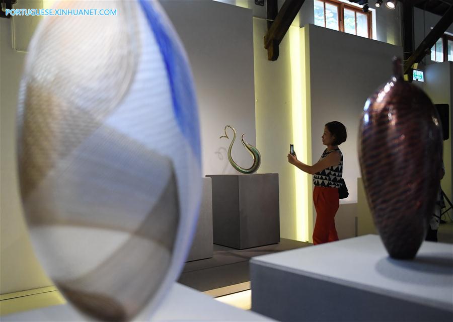 Exposi??o de pe?as de vidro do artista Lino Tagliapietra é realizada em Taipei