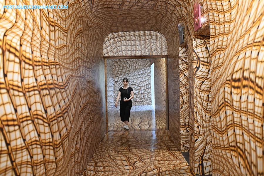 Exposi??o de pe?as de vidro do artista Lino Tagliapietra é realizada em Taipei