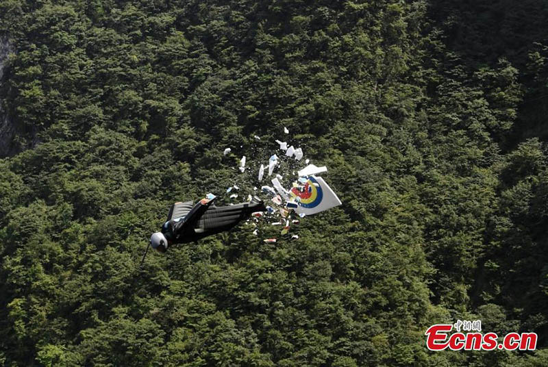 Brasileiro vence Campeonato Mundial de Wingsuit na Montanha Tianmen