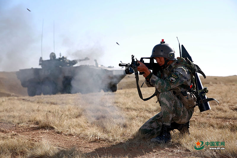 Exército chinês realiza manobra de grande escala na Mongólia Interior