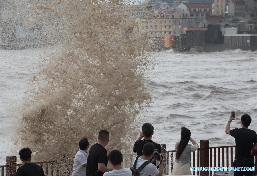 Tuf?o Talim traz ondas gigantes à província de Zhejiang