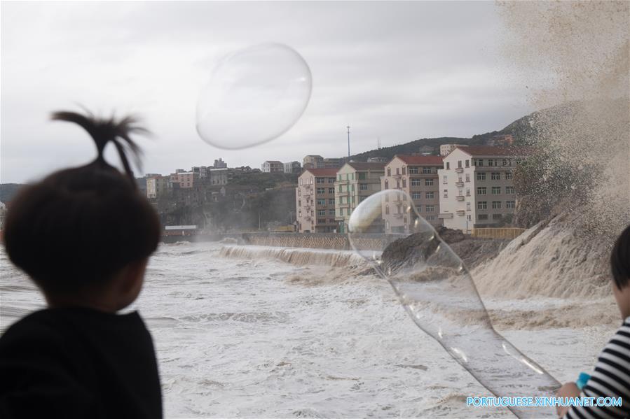 Tuf?o Talim traz ondas gigantes à província de Zhejiang