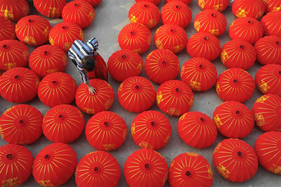 Produ??o de lanternas para o feriado do Dia Nacional e o Festival da Lua