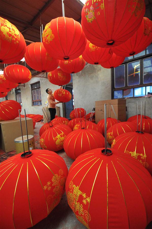 Produ??o de lanternas para o feriado do Dia Nacional e o Festival da Lua