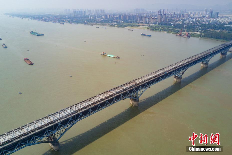 Ponte sobre rio Yangtze inicia período de manuten??o