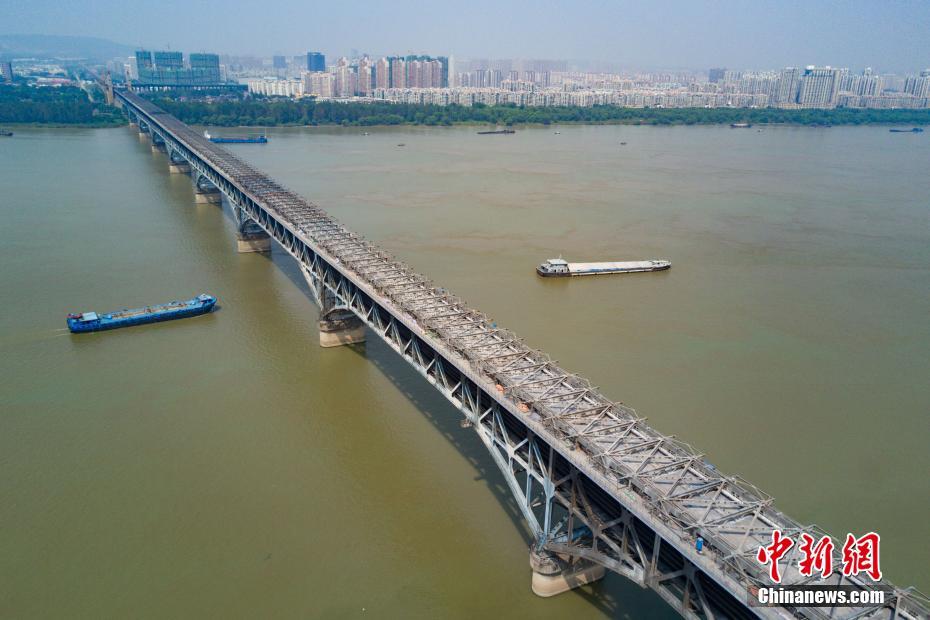Ponte sobre rio Yangtze inicia período de manuten??o