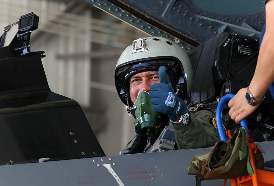 China e Paquist?o realizam exercício aéreo conjunto