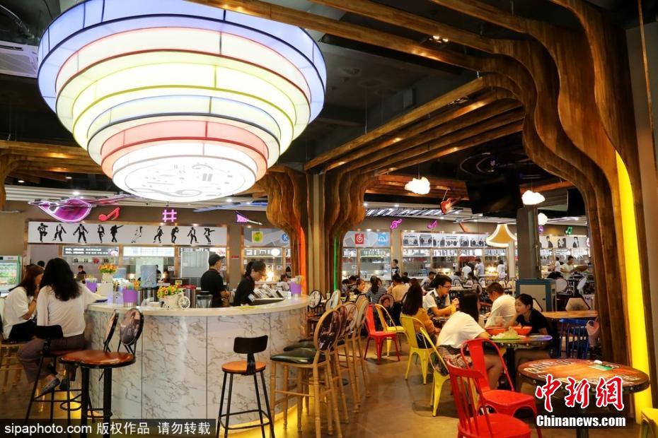 Restaurante temático é inaugurado na universidade em Zhengzhou